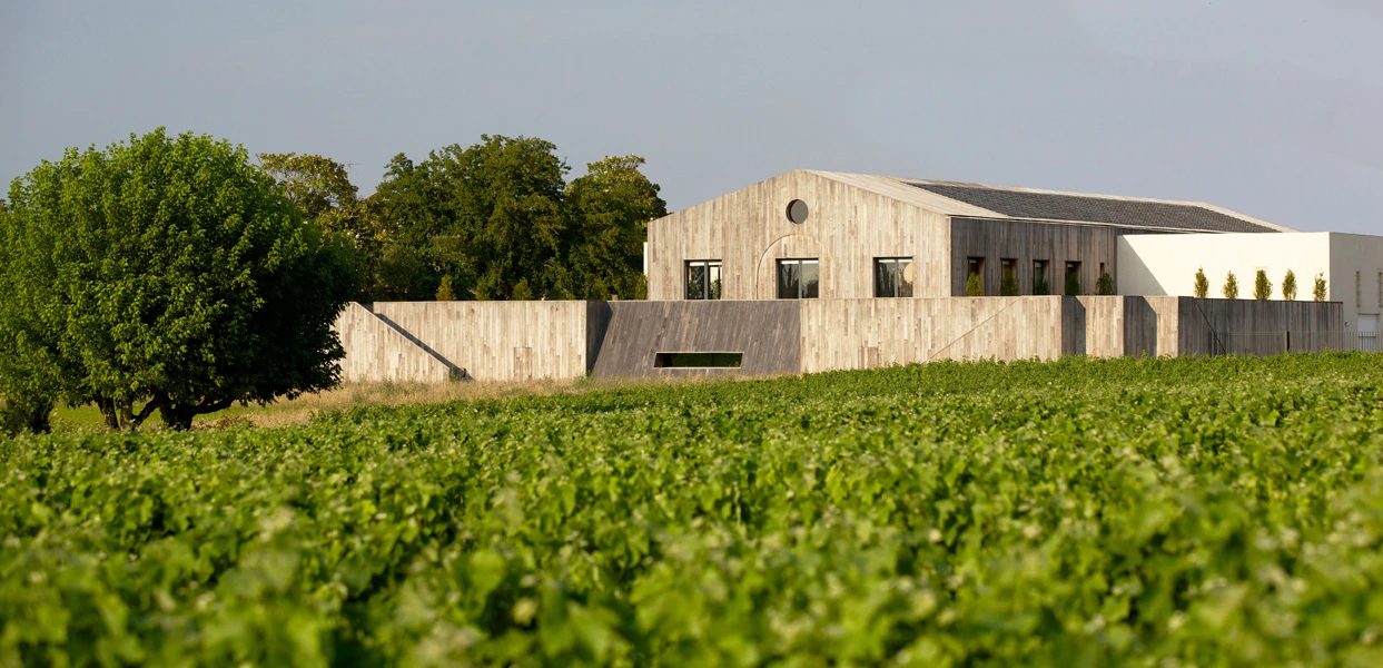 Château Clerc Milon met groene wijngaarden op de voorgrond