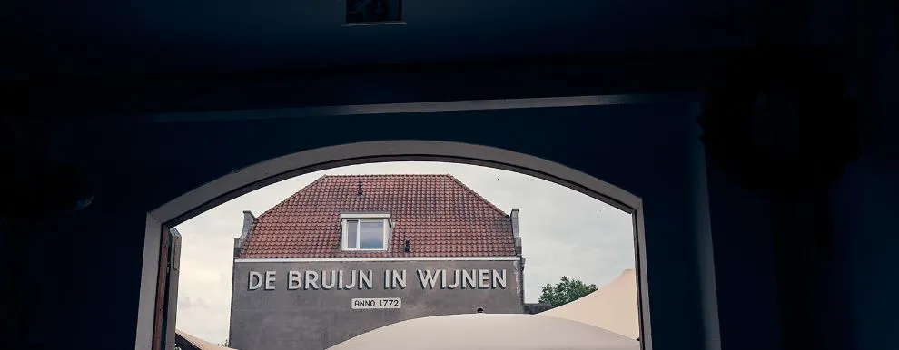 De Bruijn in Wijnen – historisch wijnhuis in Nijmegen sinds 1772 Voorgevel van De Bruijn in Wijnen in Nijmegen, historisch wijnhuis opgericht in 1772