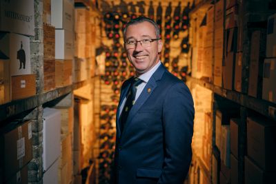 Master Sommelier Laurent Richet in de kelders van De Bruijn in Wijnen