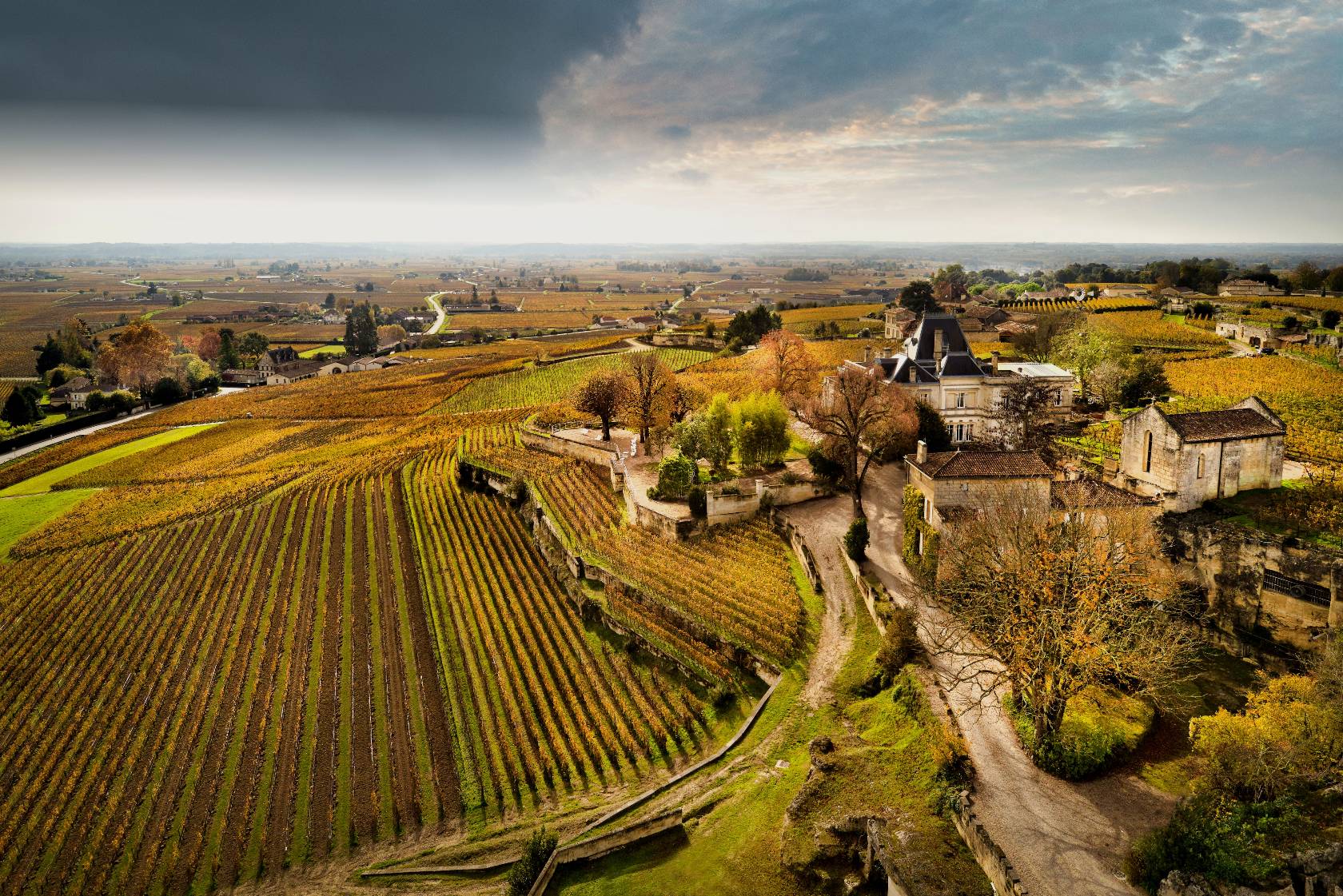 Luchtfoto van Château Ausone te midden van de wijngaarden in Sait-Emilion, Bordeaux