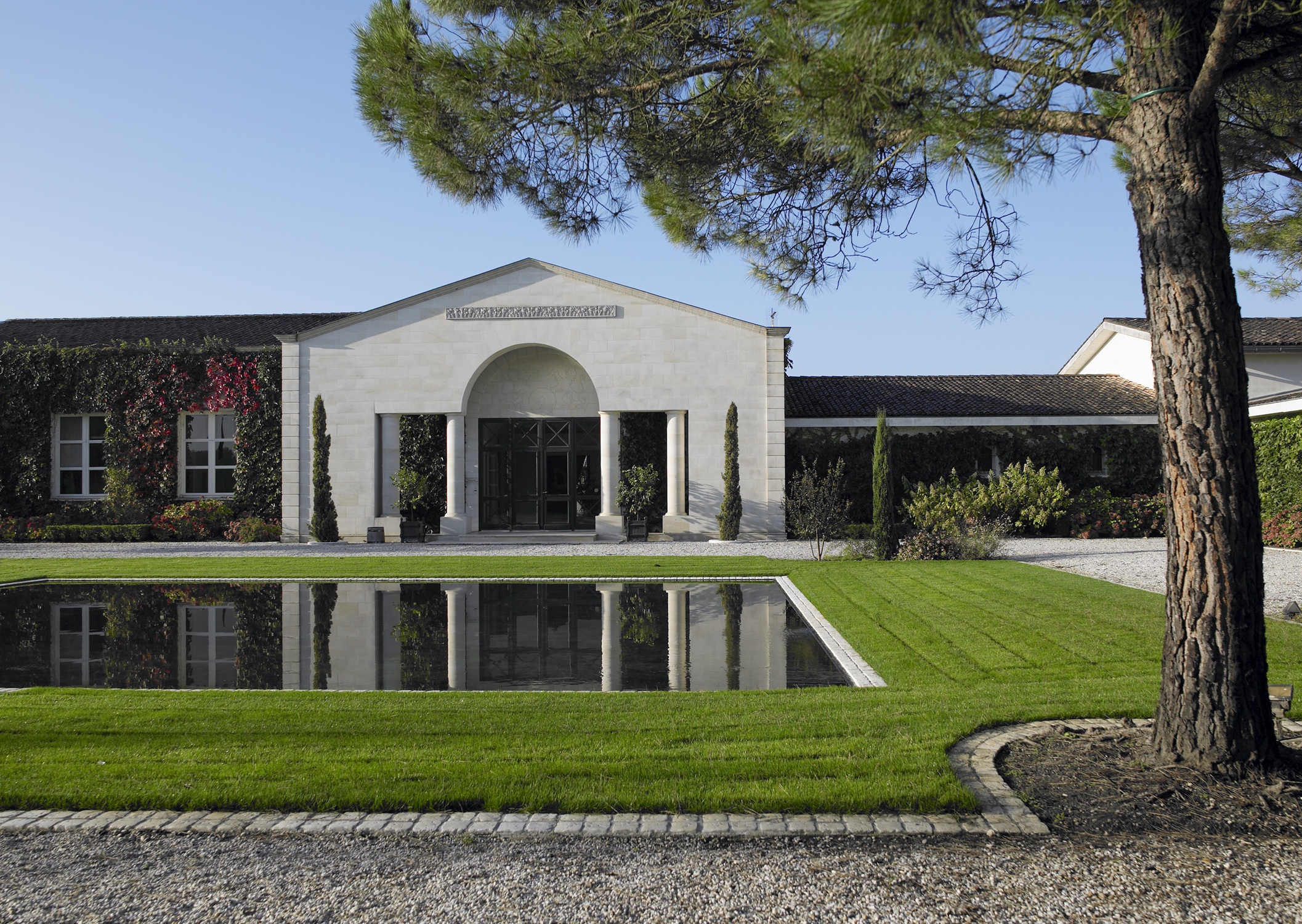 De moderne entree van Château de Fieuzal in Pessac-Léognan