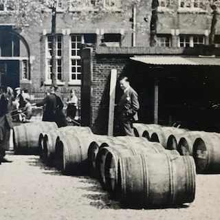 De wijnfusten komen aan op de Bijleveldsingel_1930