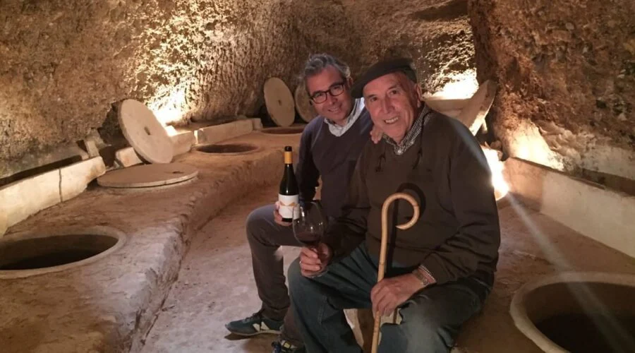 Pablo Calatayud, oprichter van wijnhuis Celler del Roure, Valencia, met zijn vader