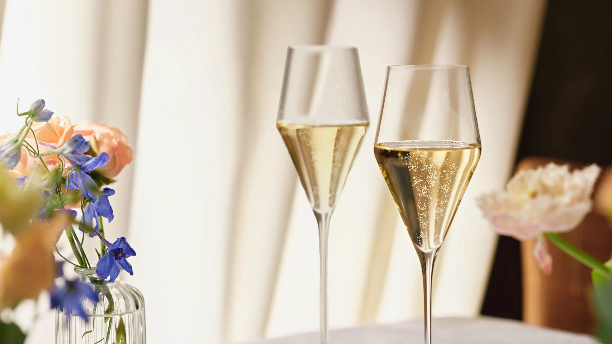 Feestelijk genieten met champagne in elegante glazen Elegante champagneglazen met sprankelende bubbels, ideaal voor feestdagen, bruiloften en speciale momenten