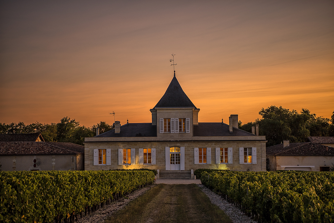 Château Brane-Cantenac met wijngaarden bij zonsondergang in Margaux
