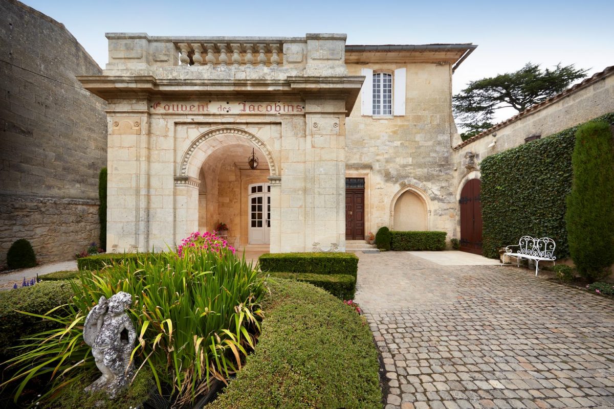 Binnentuin van Château Couvent des Jacobins, Saint Emilion, Bordeux, met de ingang naar de wijnmakerij