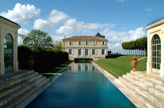 Binnentuin van het 18e eeuwse Château du Tertre met de langwerpige vijver