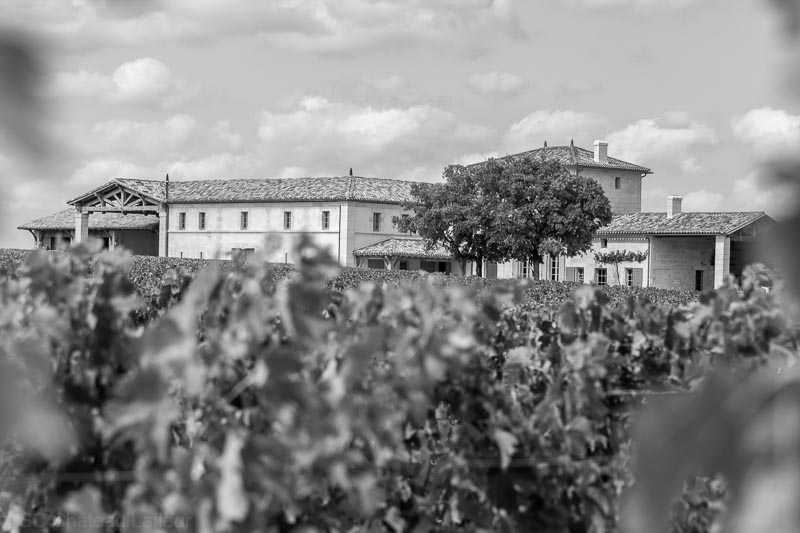 Zwartwit foto van Château Lafleur, Bordeaux, tussen de wijngaarden