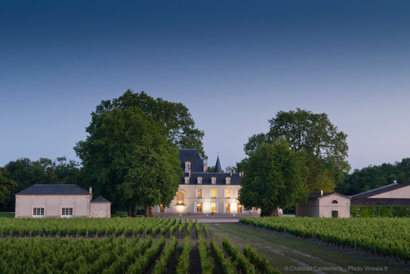 Château Cantemerle en wijngaard in de schemering