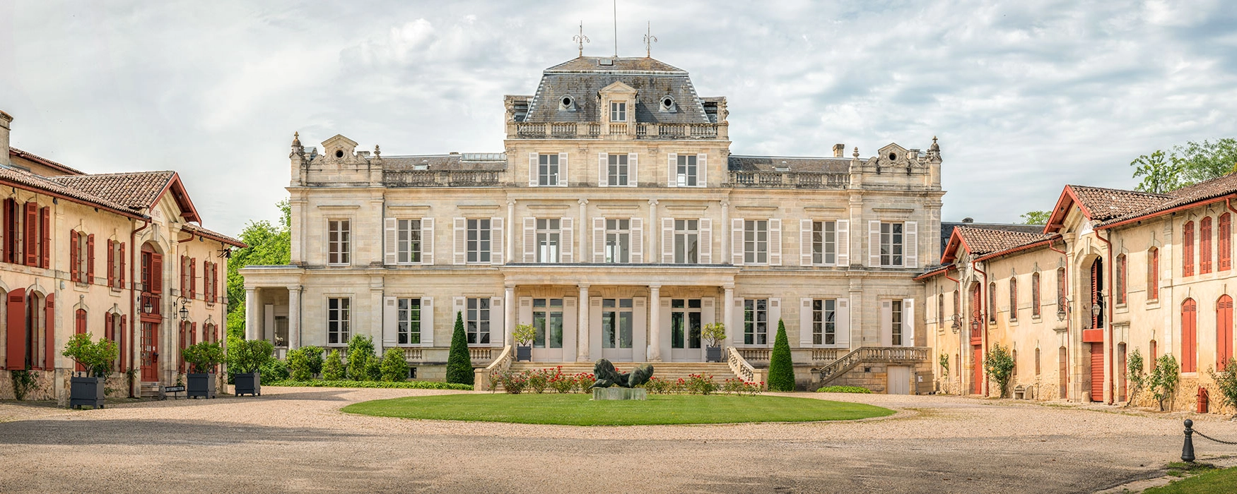 Het imposante Chateau Giscours met de bijgebouwen