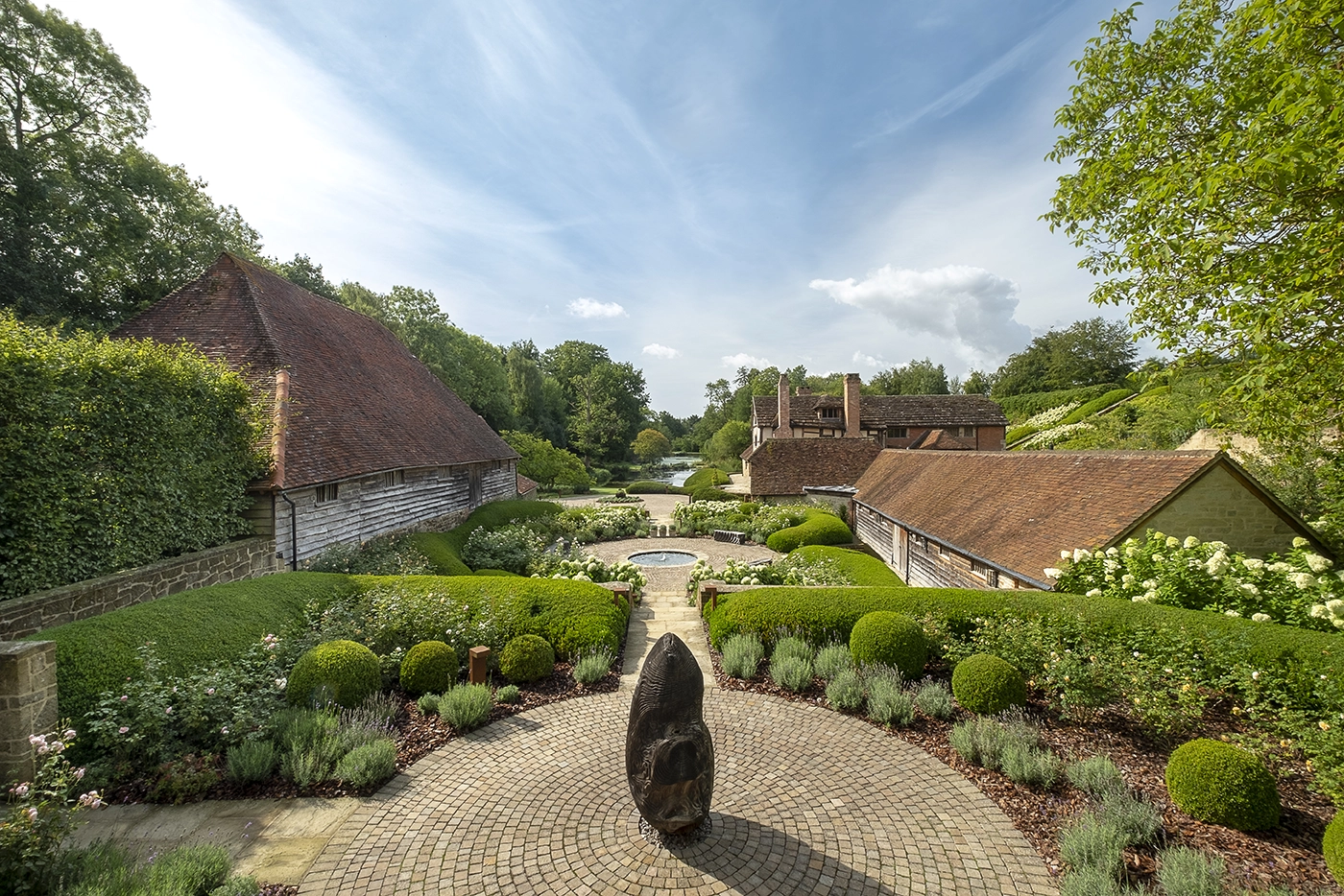 Nyetimber Nyetimber wijnhuis in Engeland met historische gebouwen en wijngaarden, beroemd om zijn English Sparkling Wine